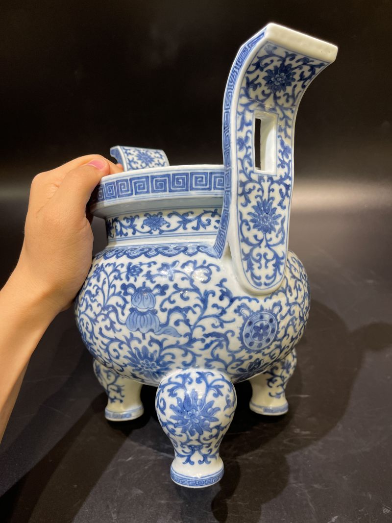清 青花莲托八宝纹朝冠耳炉 - 图10