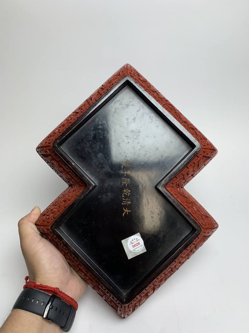 清乾隆 “大清乾隆年制”款剔红方胜式东方朔偷桃祝寿宝盒 - 图11