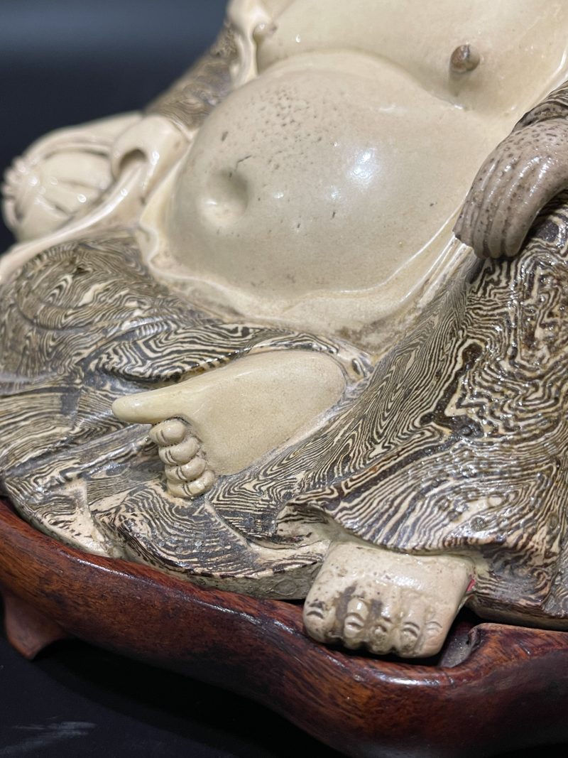 明 米黄绞胎釉弥勒佛坐像 - 图9