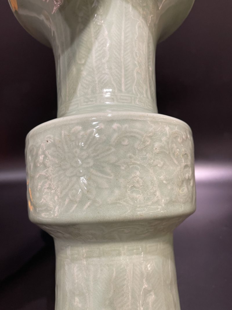 清乾隆 豆青釉浮雕缠枝莲纹花觚 - 图9