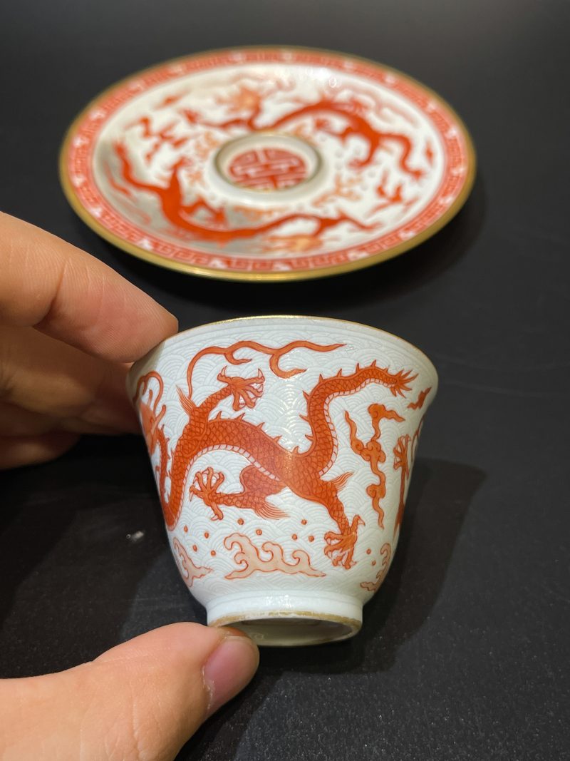 清乾隆 白地轧道海水矾红云龙纹杯盏 - 图7