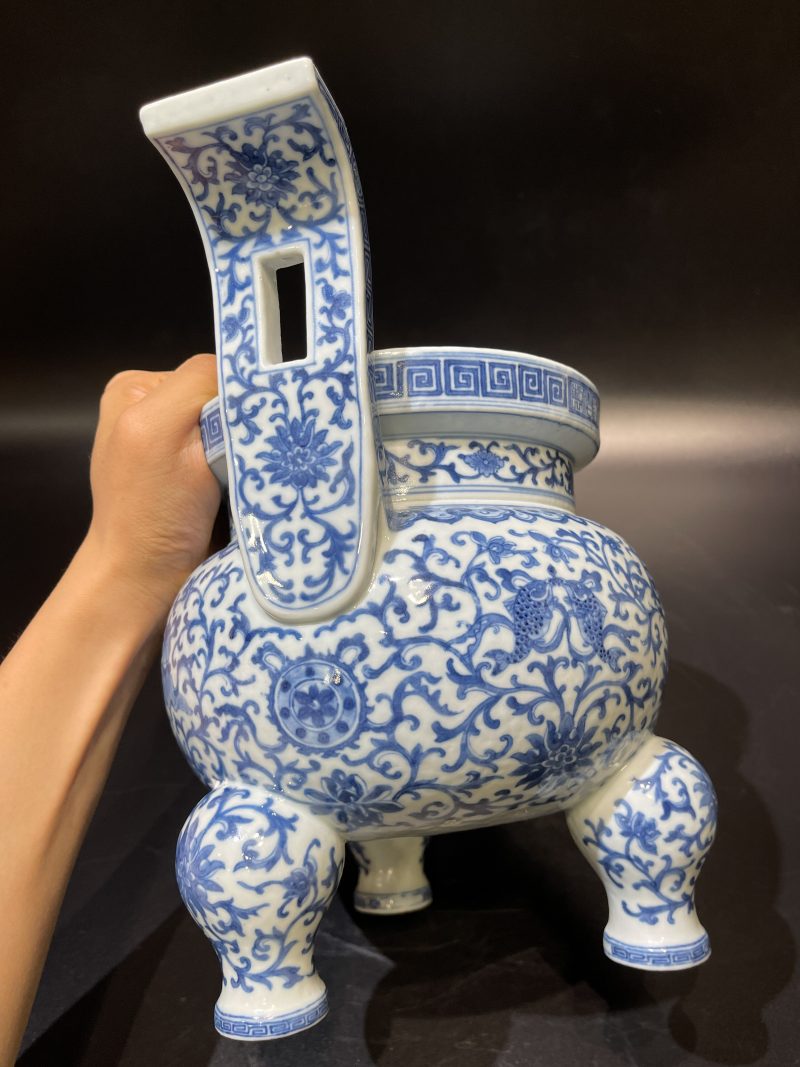 清 青花莲托八宝纹朝冠耳炉 - 图11