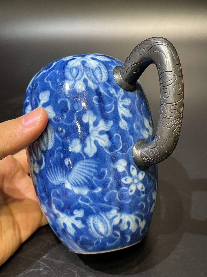 清道光 青花留白瓜瓞绵绵纹瓜棱形壶 - 图7