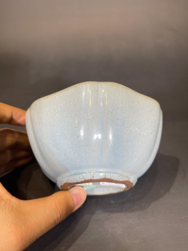 清早期 宜钧紫砂胎天蓝釉葵口碗 - 图5