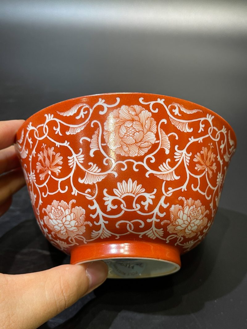清嘉庆 矾红地留白缠枝花卉纹碗 - 图3