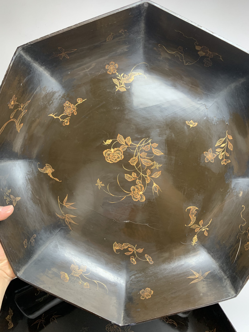 清乾隆 黑漆描金八宝山水楼阁纹大捧盒 - 图11