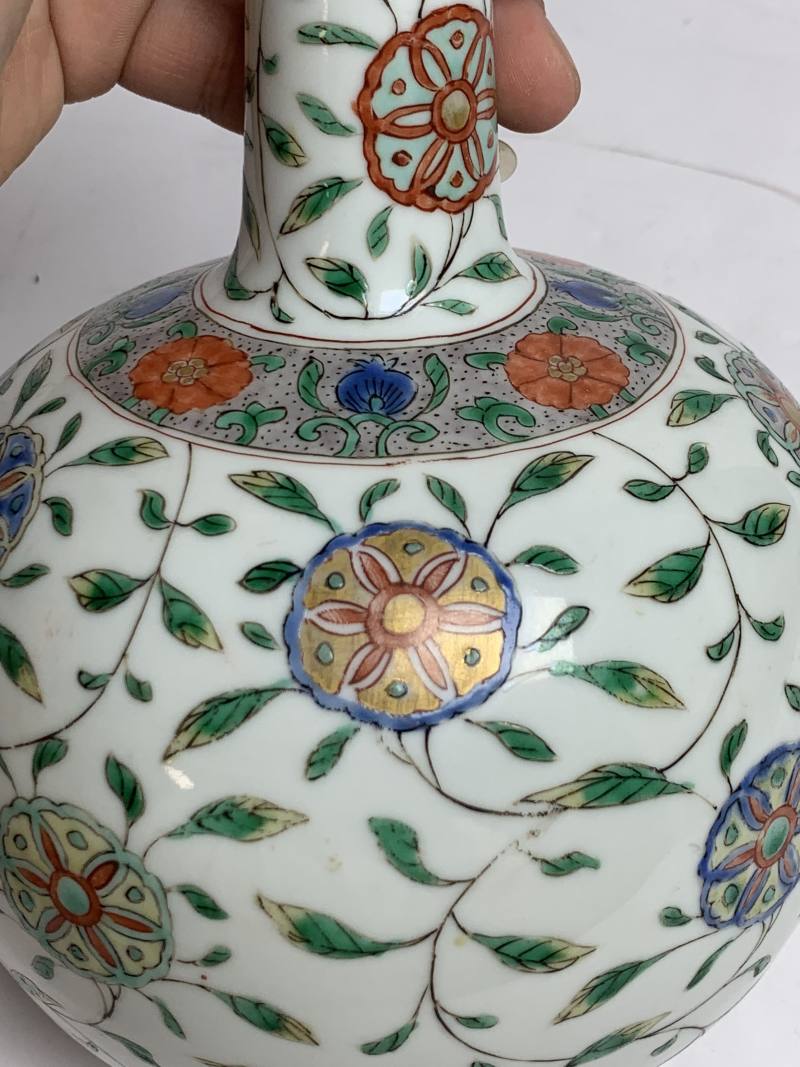 清康熙 五彩缠枝皮球花纹长颈瓶 - 图5