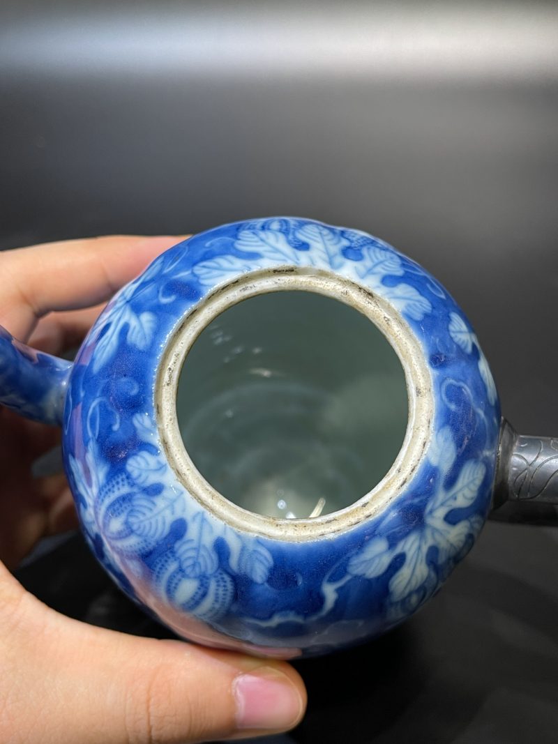 清道光 青花留白瓜瓞绵绵纹瓜棱形壶 - 图8