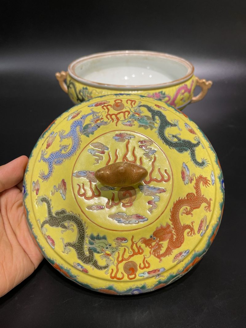 清光绪 黄地粉彩龙纹三足鼎式炉 - 图6