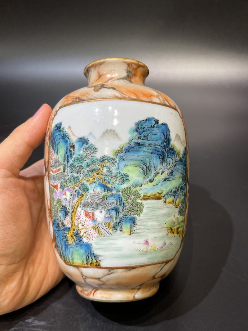 清乾隆 唐英 仿石纹釉开光洋彩山水人物图灯笼瓶 - 图5