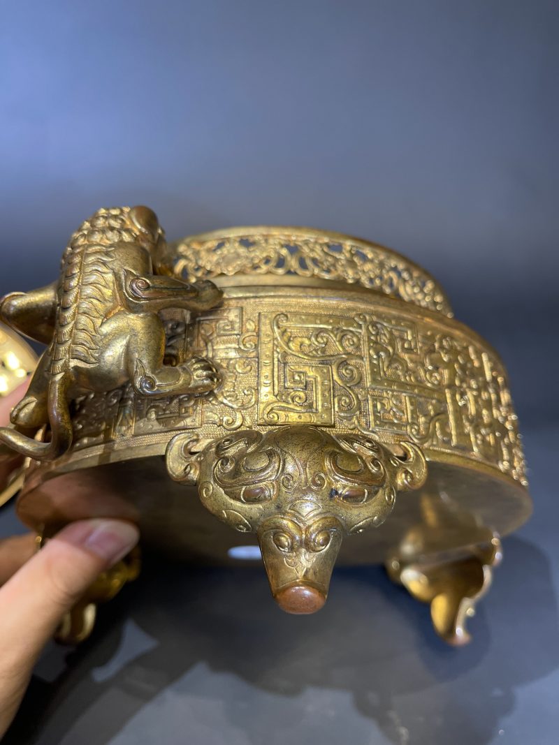 清 铜鎏金拐子龙纹三足熏炉 - 图13