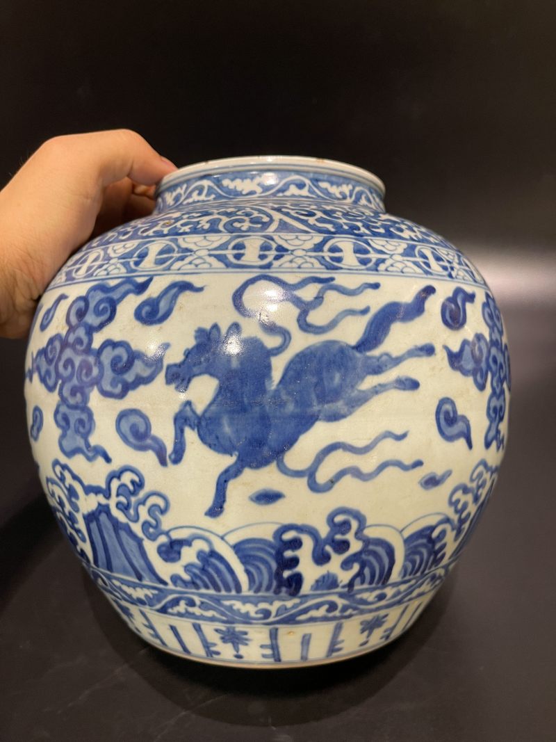 明万历 青花江崖海水瑞兽纹罐 - 图5