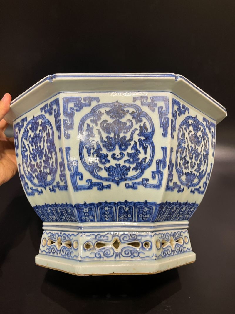 清乾隆 青花团花纹六方大花盆 - 图5