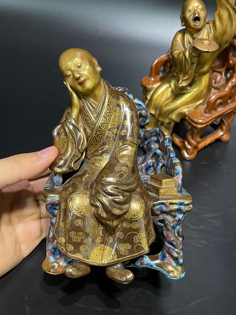 清乾隆 粉彩描金罗汉坐像一对 - 图12