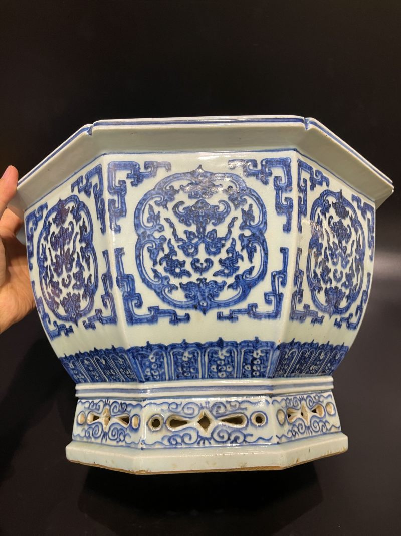 清乾隆 青花团花纹六方大花盆 - 图6