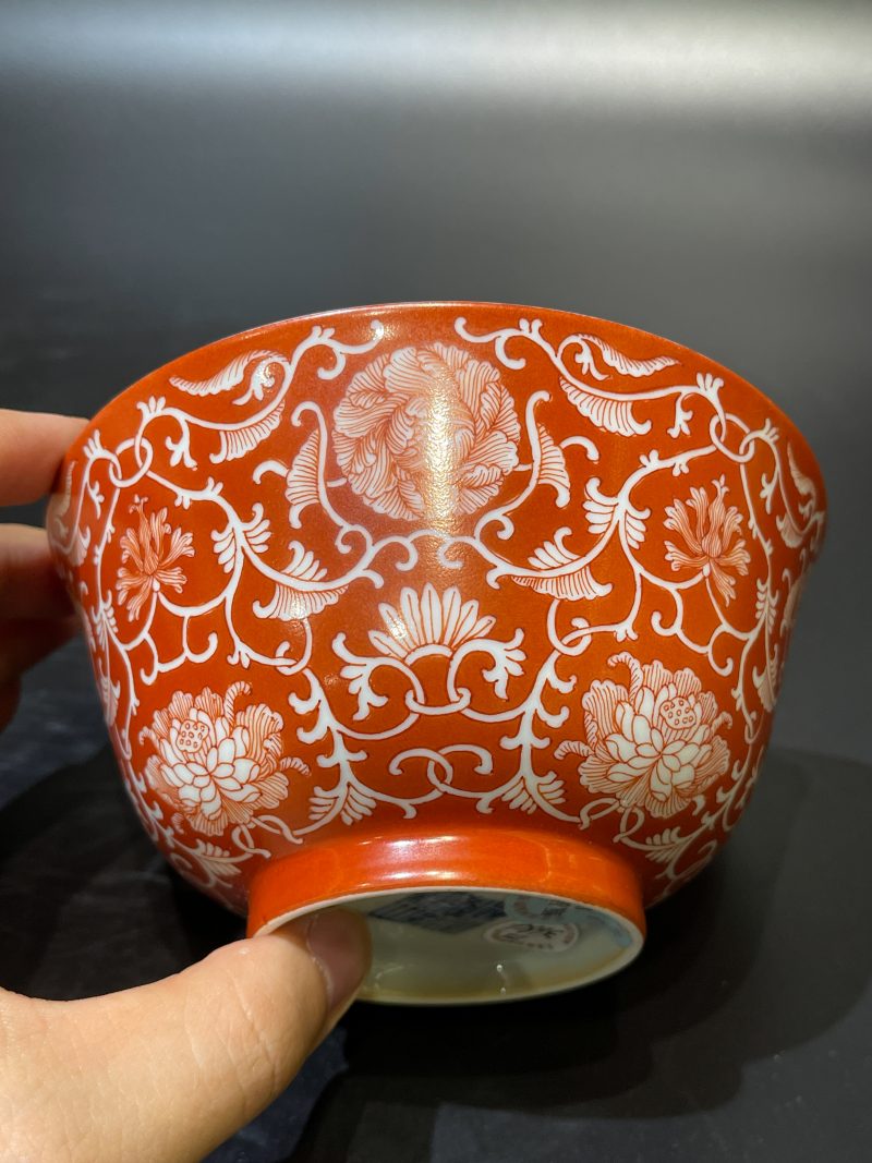 清嘉庆 矾红地留白缠枝花卉纹碗 - 图5