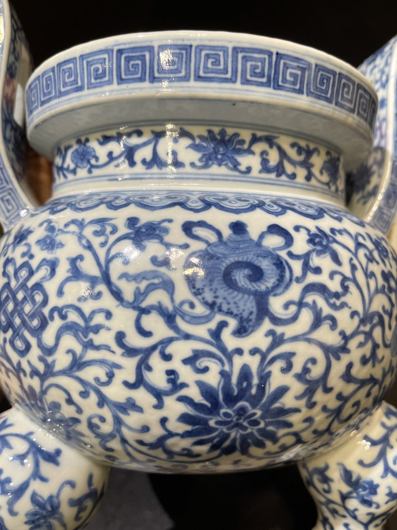 清 青花莲托八宝纹朝冠耳炉 - 图14
