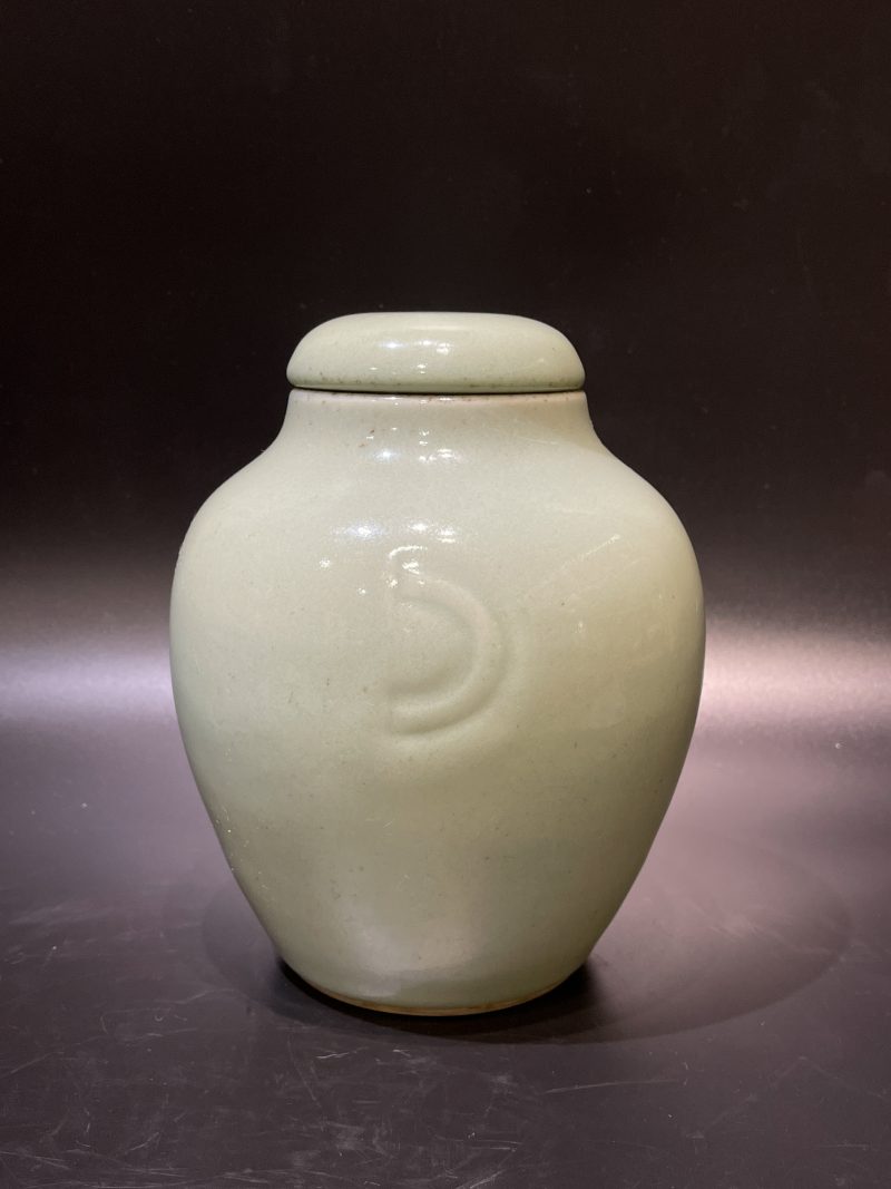 清道光 豆青釉月牙盖罐 - 图2