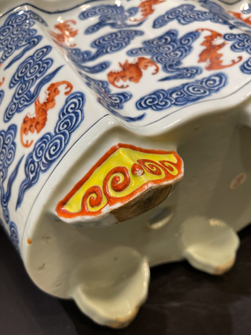 清光绪 青花矾红云蝠纹蝠形大花盆 - 图15