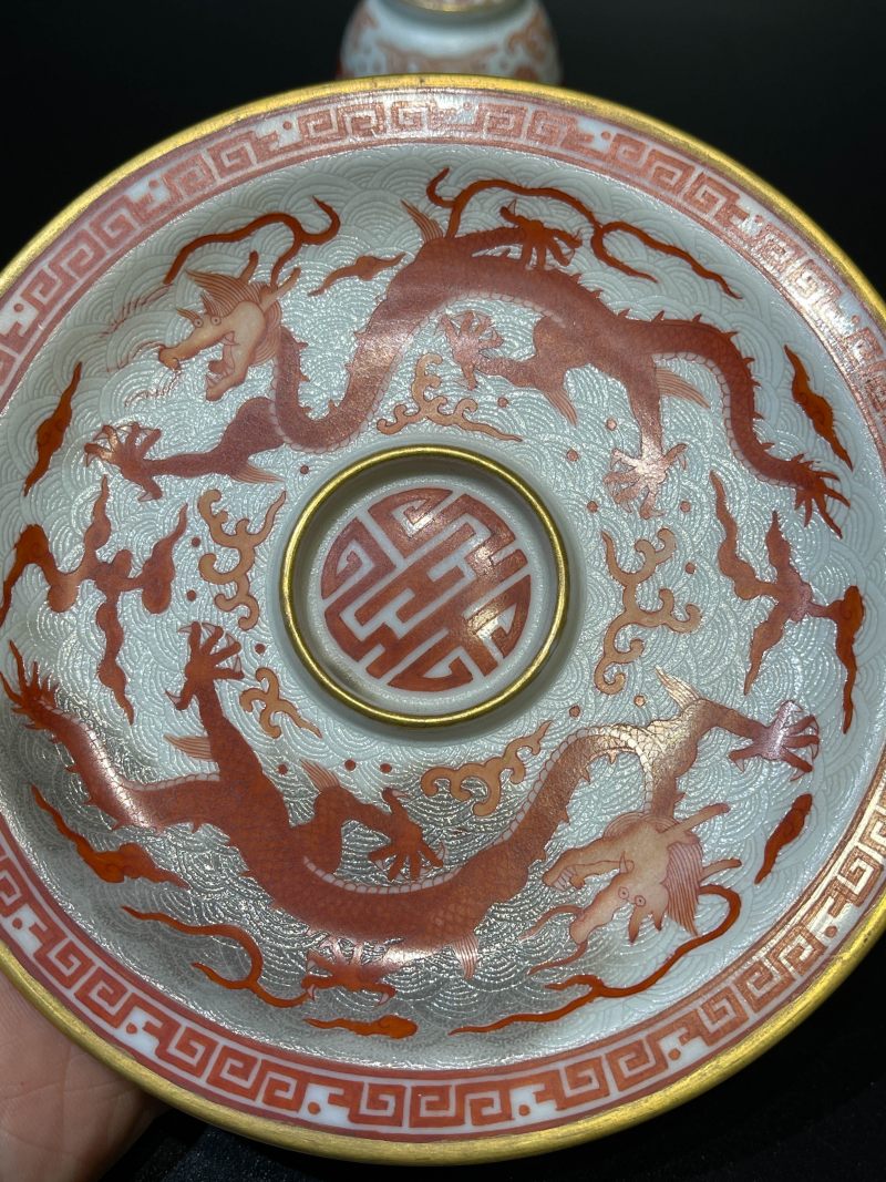 清乾隆 白地轧道海水矾红云龙纹杯盏 - 图11