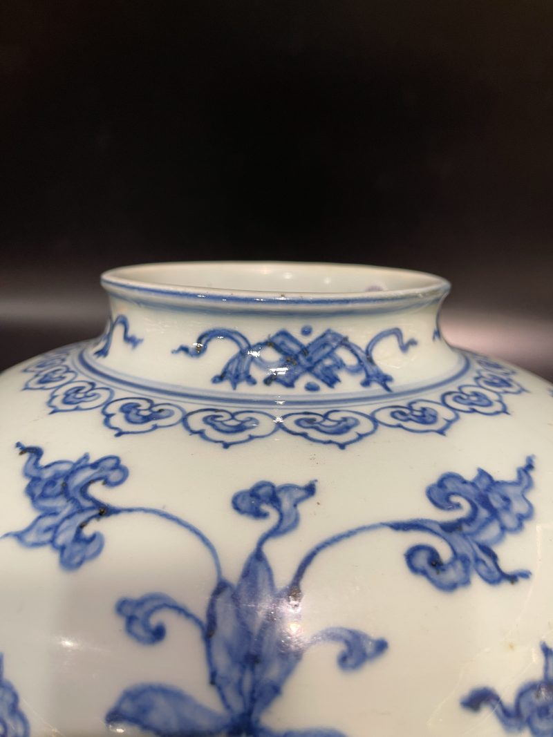明成化 青花缠枝莲纹罐 - 图12