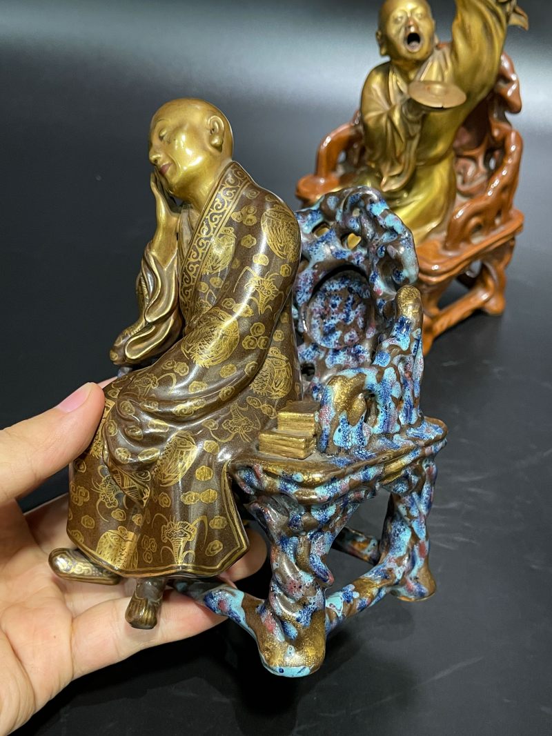 清乾隆 粉彩描金罗汉坐像一对 - 图13