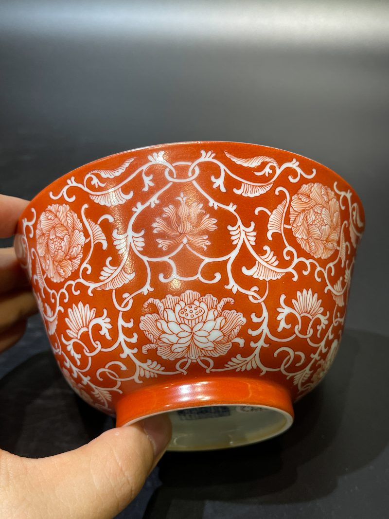 清嘉庆 矾红地留白缠枝花卉纹碗 - 图6