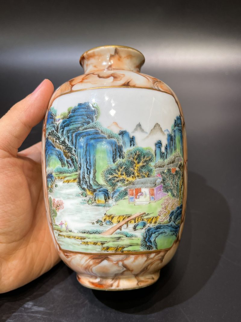 清乾隆 唐英 仿石纹釉开光洋彩山水人物图灯笼瓶 - 图7
