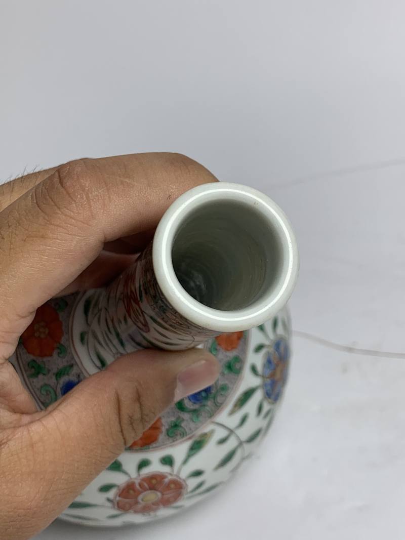 清康熙 五彩缠枝皮球花纹长颈瓶 - 图8