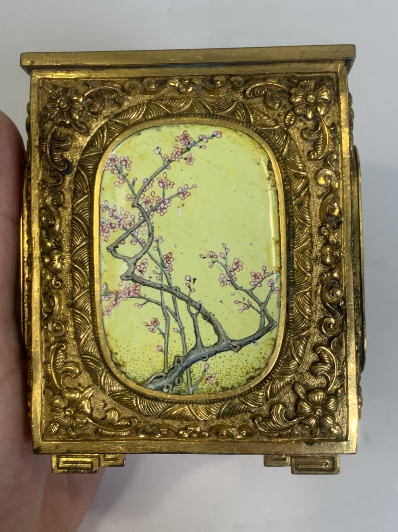 清乾隆 “乾隆年制”款铜胎画珐琅笔筒 - 图11