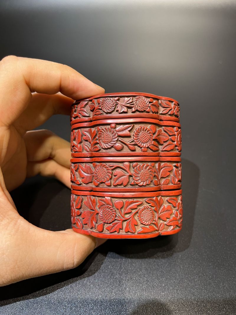 清乾隆 剔红花卉纹四节盒 - 图4