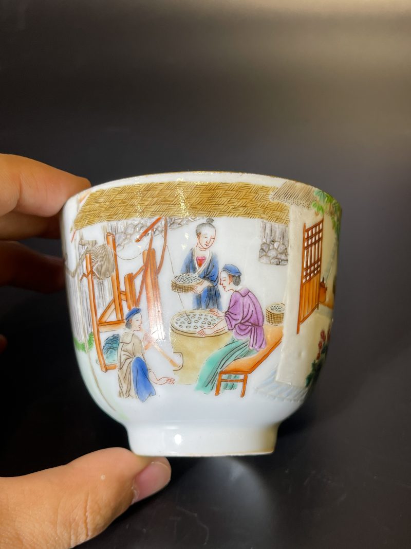 清中期 粉彩耕织图诗文杯 - 图3