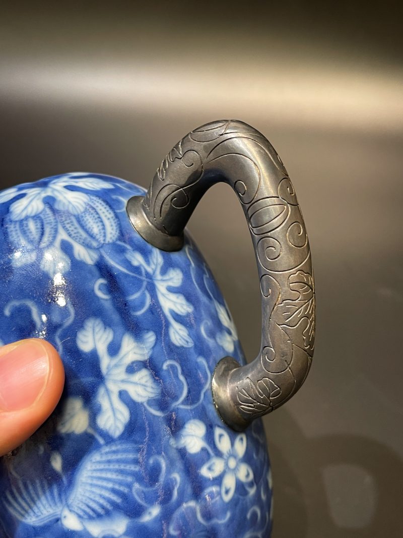 清道光 青花留白瓜瓞绵绵纹瓜棱形壶 - 图11