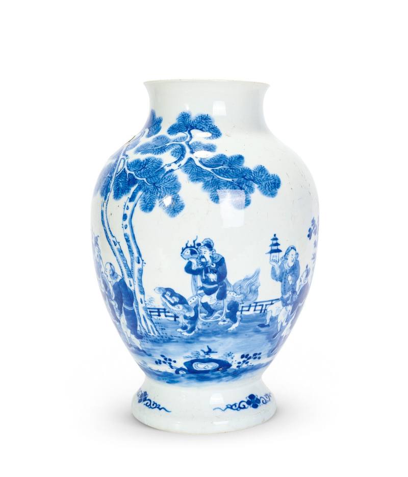 Lot832 清 青花蛮人献宝图瓶