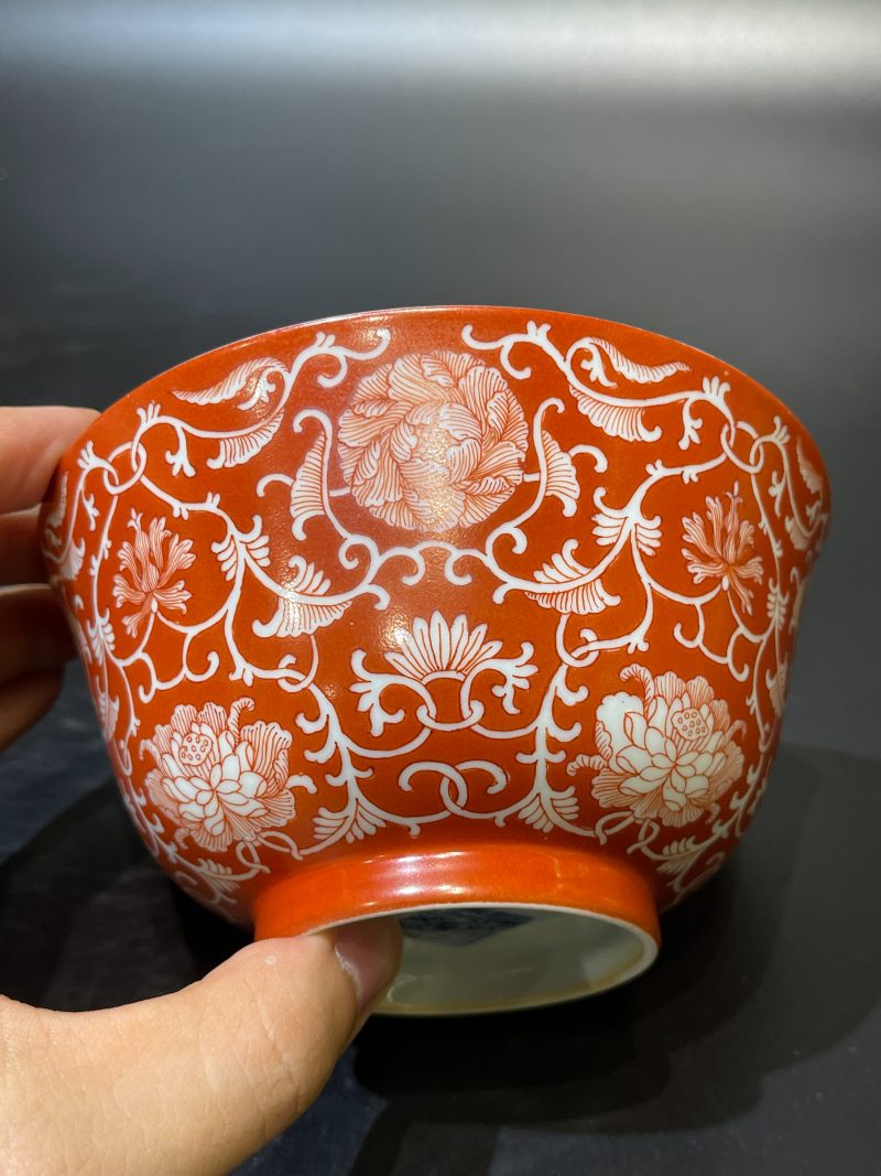 清嘉庆 矾红地留白缠枝花卉纹碗 - 图7