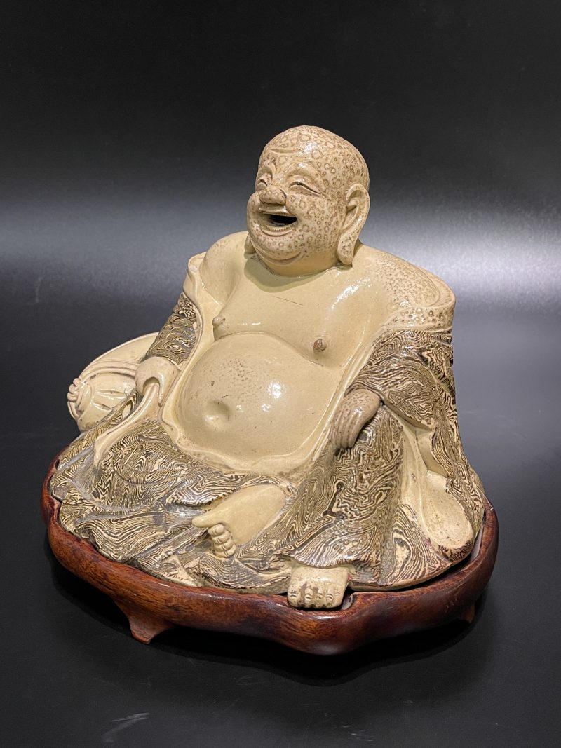 明 米黄绞胎釉弥勒佛坐像 - 图3
