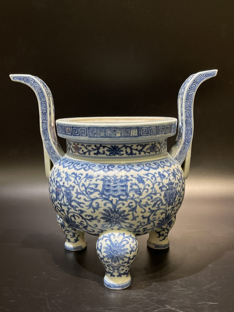 清 青花莲托八宝纹朝冠耳炉 - 图5