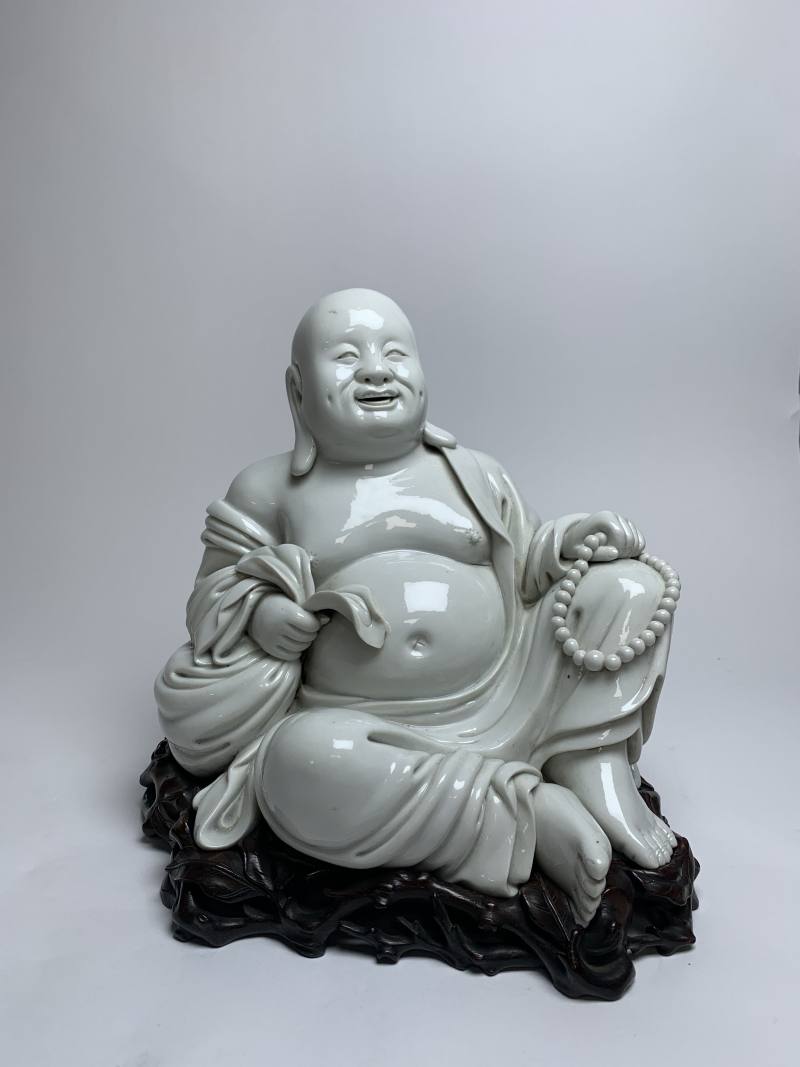 清 德化窑弥勒坐像（带木座） - 图2