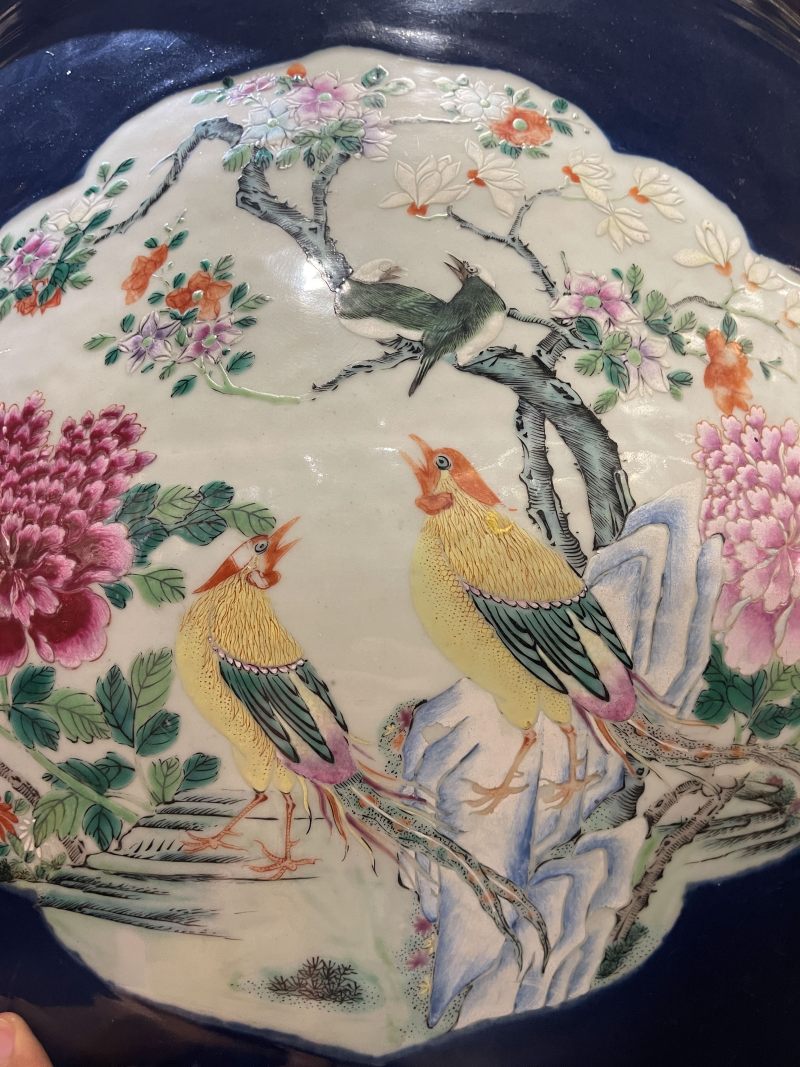 清乾隆 宝石蓝釉开光粉彩花鸟图大缸 - 图11