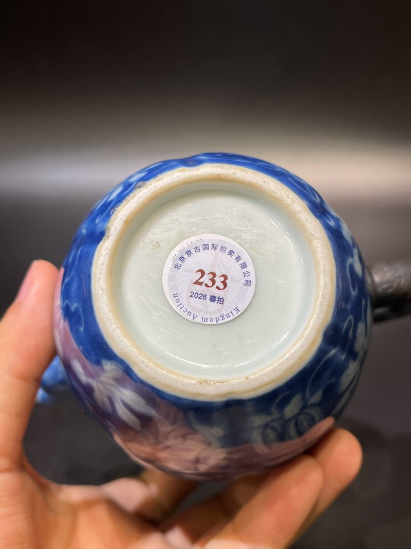 清道光 青花留白瓜瓞绵绵纹瓜棱形壶 - 图12