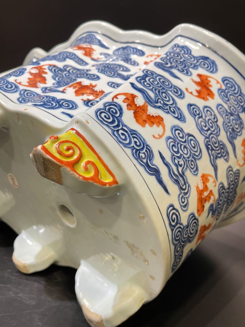 清光绪 青花矾红云蝠纹蝠形大花盆 - 图17