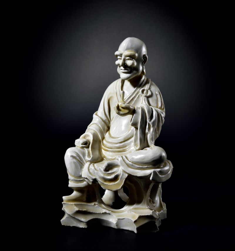 明 白釉罗汉坐像