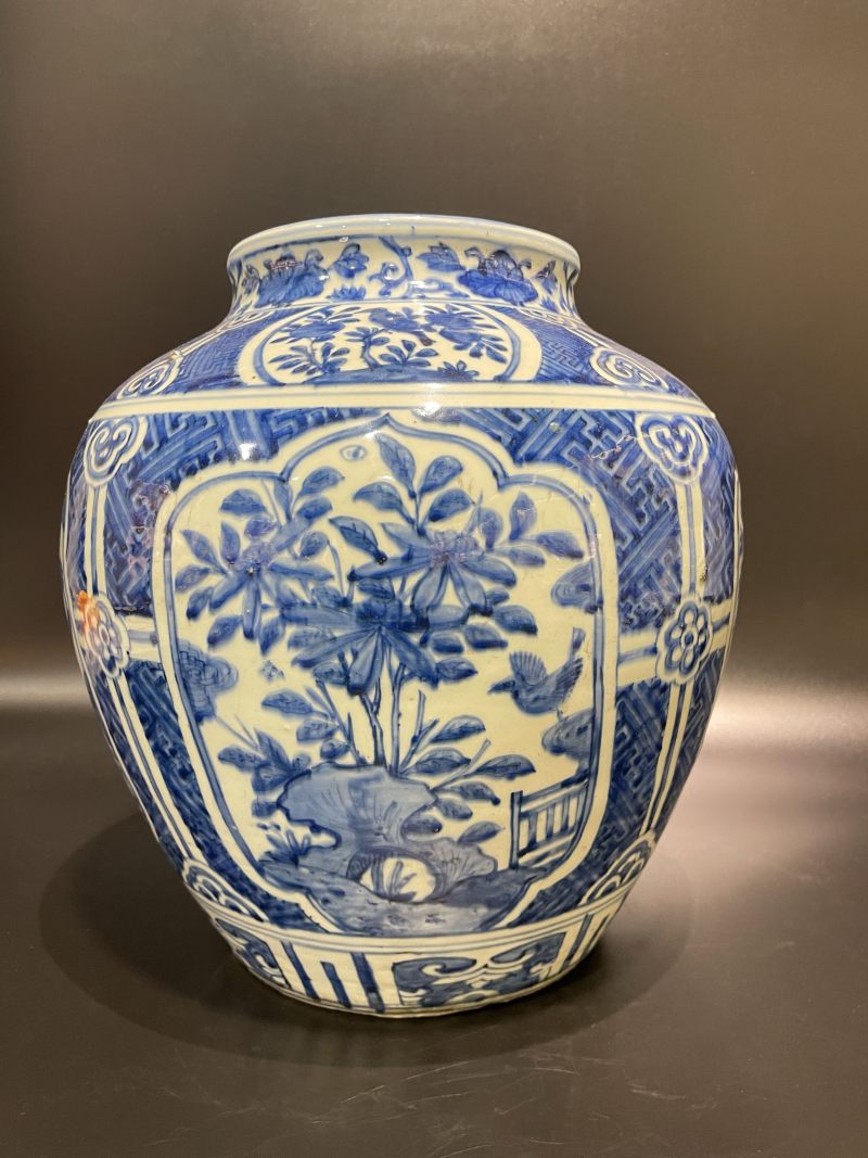 明万历 青花锦地开光花鸟纹大罐 - 图2