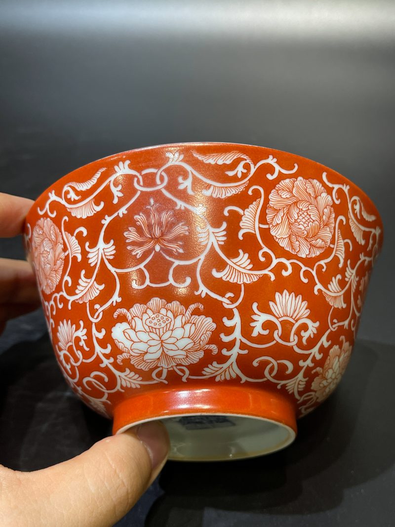 清嘉庆 矾红地留白缠枝花卉纹碗 - 图8