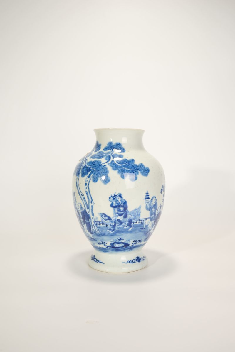 Lot832 清 青花蛮人献宝图瓶 - 图2