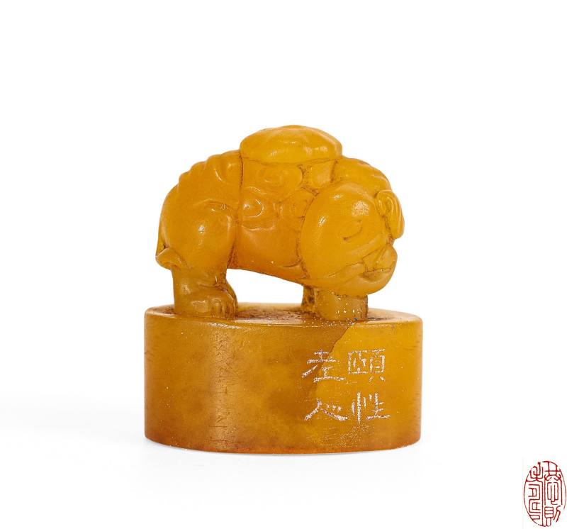 Lot1014 清 颐性老人阮元款田黄象钮印章