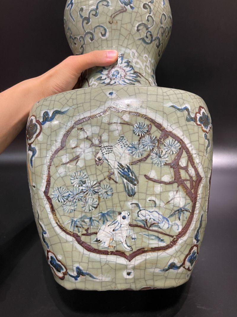 明嘉靖 仿官釉堆白青花铁锈花松鹤延年纹大葫芦瓶 - 图14