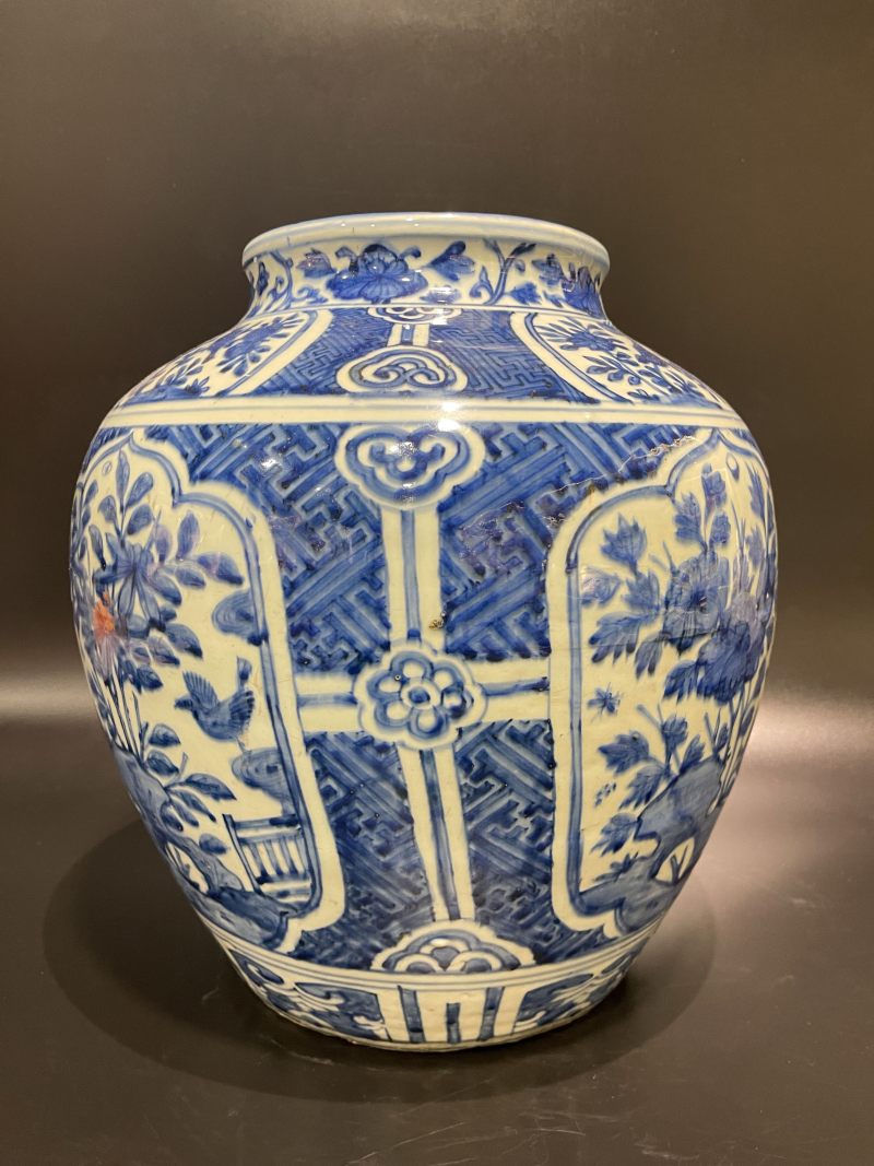 明万历 青花锦地开光花鸟纹大罐 - 图3