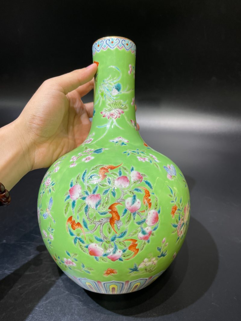 清中期 秋葵绿地洋彩蝠桃蝶恋花纹天球瓶 - 图3
