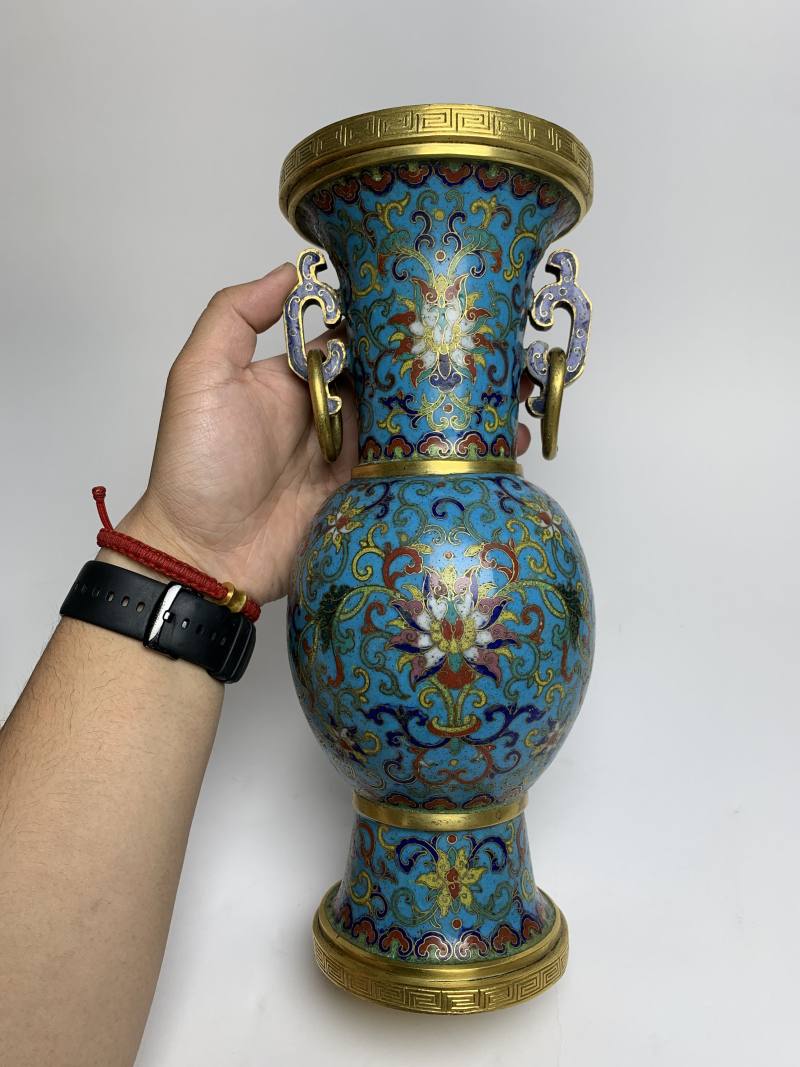 清乾隆 铜胎掐丝珐琅缠枝花卉纹环耳瓶一对 - 图3